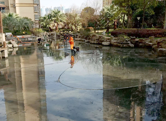 和乐镇景观池淤泥清理