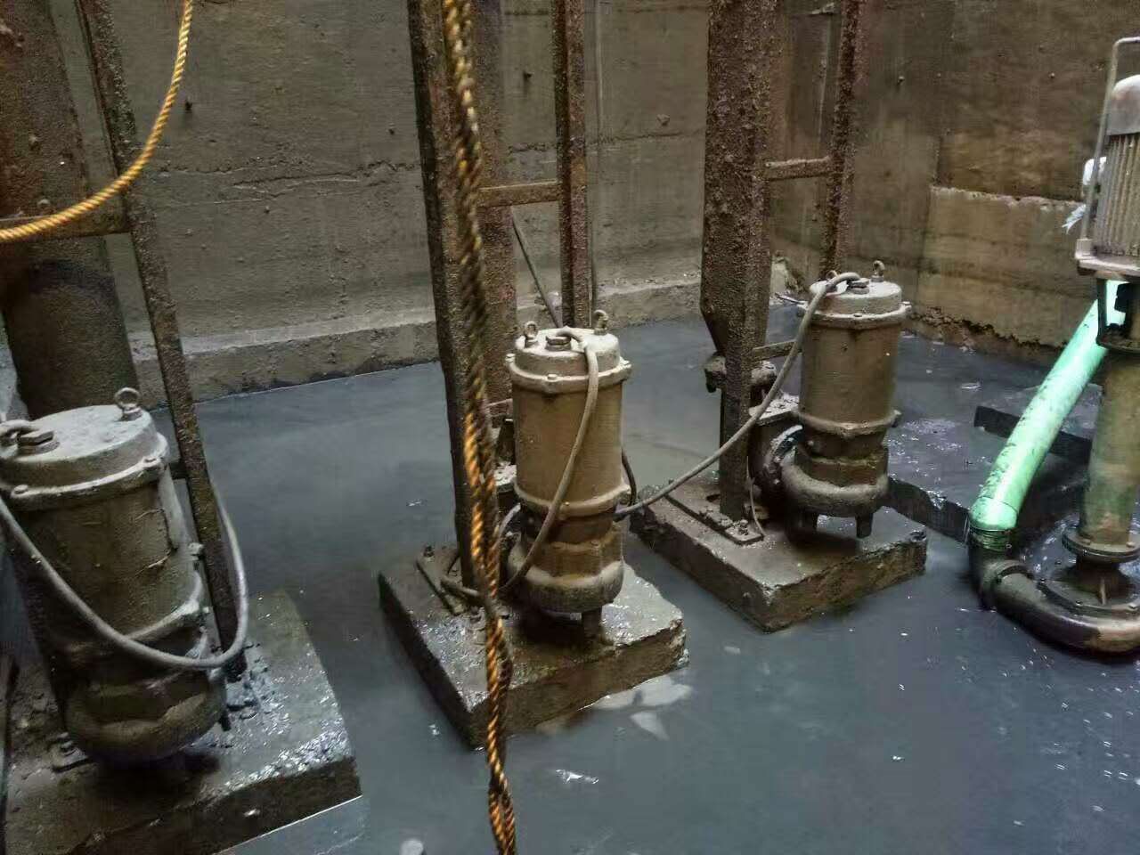 和乐镇污水池清理